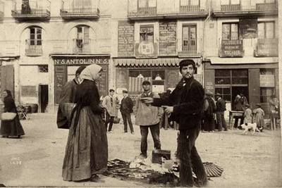  Figueres, vendedor de quincalla  (1888-1889), una de las fotografías de Cañellas del  Album Rubandonadeu. 