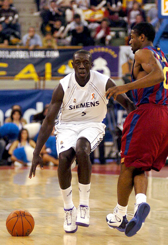 Sonko bota el balón ante Williams.