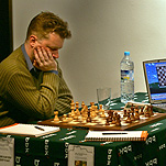 Alexánder Jálifman se enfrenta en Bilbao a una computadora.