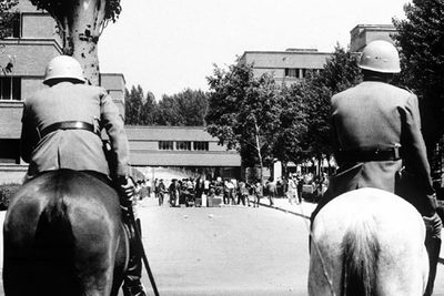Dos  grises  a caballo ante una manifestación de estudiantes en la Complutense en 1968.