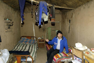 El candidato presidencial Evo Morales responde a la prensa en su vivienda de Orinoca, donde nació. Buena parte de los cocaleros le votará.