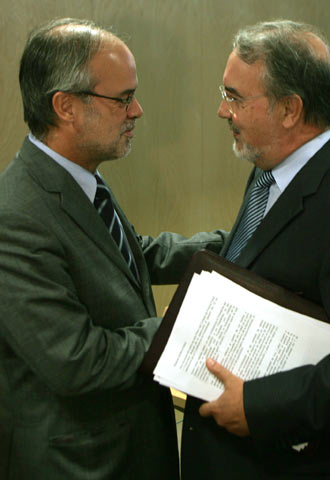 Pedro Solbes (derecha), con el  conseller  Antoni Castells.