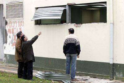 Destrozos causados por una explosión en la oficina de Correos de Igorre (Vizcaya).