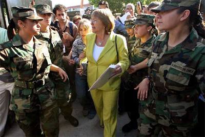 La candidata de la Concertación, Michelle Bachelet, acude a votar junto a su hija Sofía en Santiago.
