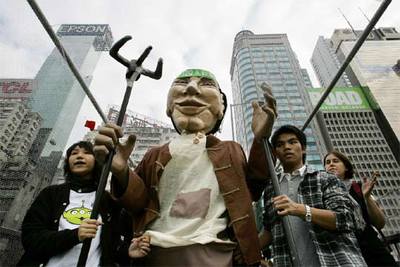 Manifestantes de la ONG Oxfam, ayer en Hong Kong.