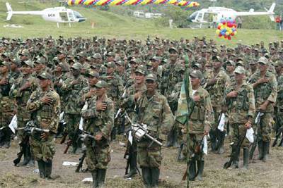 Cerca de 2.000 paramilitares entregan las armas en Colombia