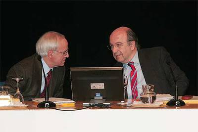 Joaquín Almunia (derecha) charla con el profesor de la UPV Gregorio Monreal antes de intervenir en las jornadas sobre el Concierto.