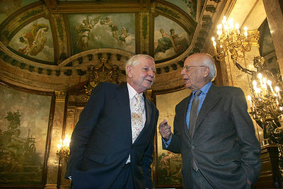 Hans Magnus Enzensberger (a la izquierda) y Emilio Lledó, anoche en Casa de América.