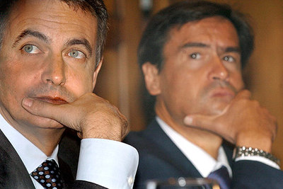 Rodríguez Zapatero y López Aguilar, en la entrega de despachos a los nuevos abogados del Estado.