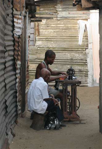 Ser niño soldado es un  buen negocio ; te pagan por las armas, la educación es gratuita, no se castigan tus crímenes y eres una celebridad para los periodistas extranjeros.