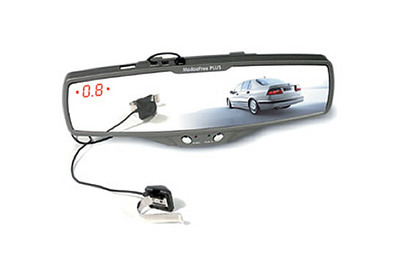 Aparcar de oído es fácil, aún a riesgo de romper algo; pero de oído y bien, es mucho más difícil. La empresa británicarnJM Comunications tiene una sistema sencillo para evitar precisamente los impactos que se producen a la hora dernaparcar el coche. El aparato indica en el espejo retrovisor la distancia que queda hasta el obstáculo, gracias a un sensor que se coloca en la parte de atrás del vehículo.