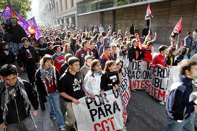 Miles de estudiantes se manifiestan contra la reforma