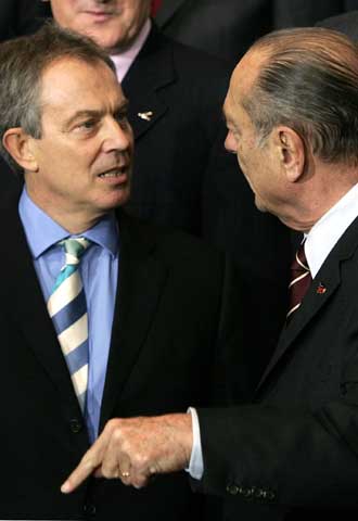 Blair y Chirac, durante una foto de familia de los líderes de la UE.