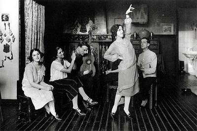 Julio Romero de Torres, con Conchita Triana, su hijo Rafael y las hermanas Bot (Madrid, 1915). Foto de Ramón Cortés.