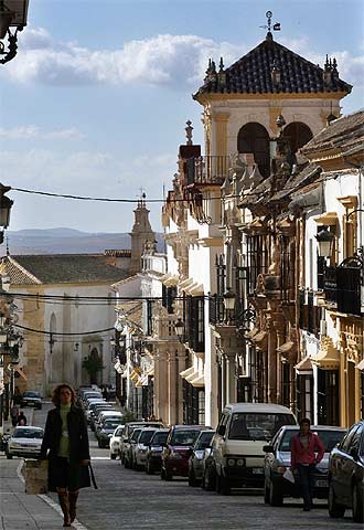 La calle de San Pedro, en Osuna (Sevilla), que Franco Zeffirelli utilizó de escenografía durante el rodaje de   Callas.   