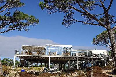 Casa club del campo de Oitavos, en Quinta da Marinha, Cascais, diseñada por el arquitecto Arthur Hills.rnLos autores de la carta, durante los días que pasaron en las faldas del Everest.