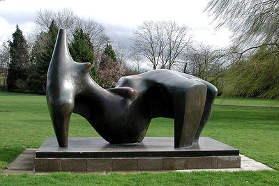  Una figura tumbada  (1969-1970), de Henry Moore.