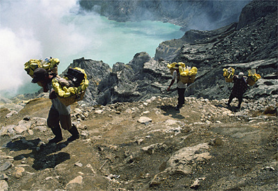 El esfuerzo para sacar el azufre del cráter es sobrehumano. Llevan a la espalda hasta 100 kilos de material.