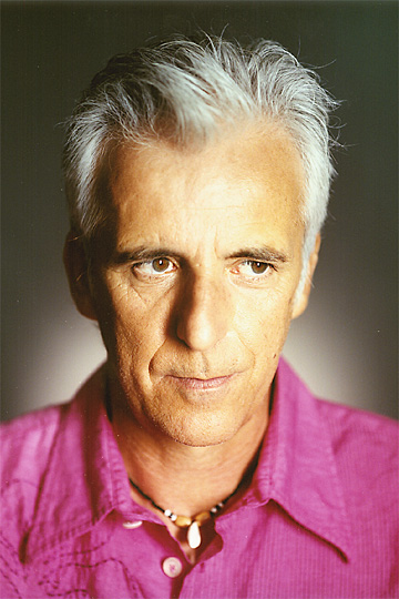 Nació en Figueres (Girona) hace 53 años, pero se crió en Andalucía. Veneno se considera 