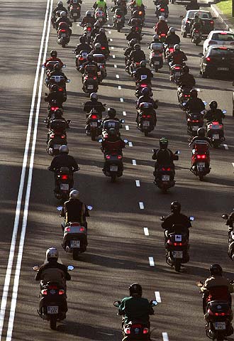 Miles de motos contra los guardarraíles.