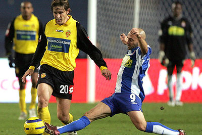 De la Peña intenta cortar el avance de Generelo.