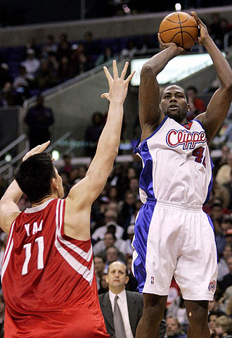 Brand lanza a canasta.