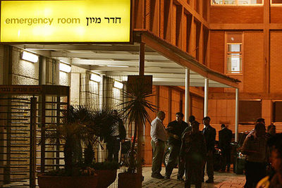 Guardaespaldas y políticos se concentran a las puertas del hospital donde fue ingresado Sharon ayer.