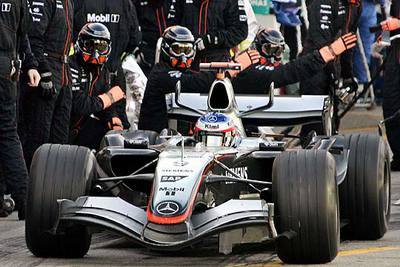 Raikkonen y su McLaren, en una parada en boxes durante el Gran Premio de Japón.