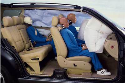 Simulación, mediante modelos que reproducen la realidad, del comportamiento del  airbag  en un accidente.