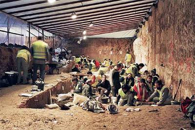 Arqueólogos y paleontólogos trabajando en el yacimiento del parque de Vallparadís, en Terrassa.