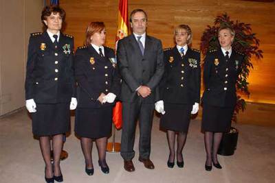 CUATRO MUJERES ASCIENDEN A COMISARIAS