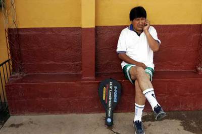 Evo Morales escucha los mensajes en su móvil, el viernes pasado, después de jugar un partido de  paddle. 