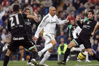 Ronaldo, en el partido de ayer rodeado por tres jugadores del Racing.