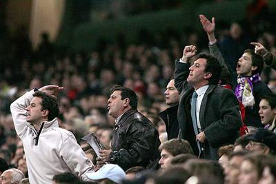 Un grupo de espectadores del Bernabéu protesta por el juego del equipo madridista.