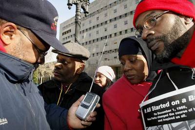 Trabajadores del metro de Nueva York escuchan las últimas noticias sobre la reunión que mantuvieron ayer los sindicatos con el Ayuntamiento.