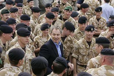 Tony Blair, durante su visita sorpresa de ayer a la base británica de Basora.