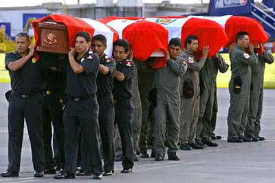 Varios agentes cargan con los féretros de sus compañeros asesinados por la banda Sendero Luminoso.