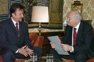 El ministro Miguel Ángel Moratinos (a la derecha) durante el encuentro de ayer con Álvaro del Pozo.