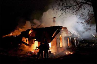 Los bomberos trabajan el jueves en la extinción del incendio en el palacio del Granjero, en San Petersburgo.