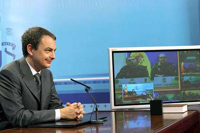 Zapatero felicita la Navidad a las tropas