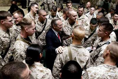 El secretario de Defensa de EE UU, Donald Rumsfeld, rodeado de soldados estadounidenses, ayer en Faluya.