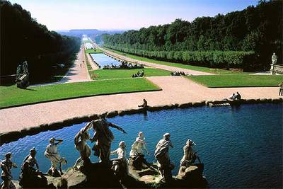 Los jardines de la   reggia,   palacio construido en Caserta según el proyecto de Luigi Vanvitelli, quien también trazó lo que serían las fuentes y paseos del conjunto.
