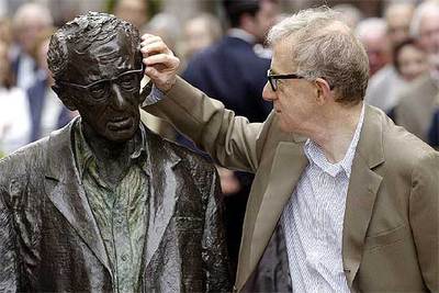 Woody Allen, ante una estatua suya en Oviedo.