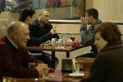 Clientes en un bar del centro comercial madrileño Alcalá Norte.