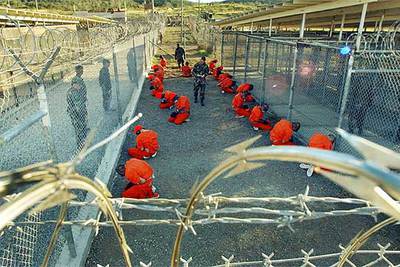Marines norteamericanos vigilan a los presos de la base de Guantánamo.