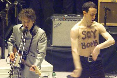 Imagen de la actuación de Bob Dylan en la gala de los Grammy de 1998 cuando fue interrumpido por un hombre que se había pintado el lema 