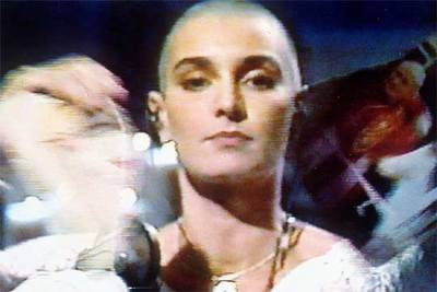 Sinead O'Connor rompe una foto de Juan Pablo II en el programa  Saturday Night Live,  en octubre de 1992.