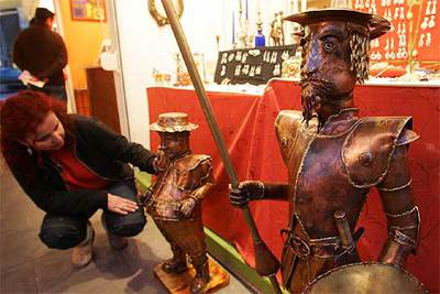 Una joven observa algunos de los objetos que están a la venta en el mercadillo de la plaza de Joan Miró.