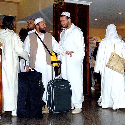 Algunos de los viajeros que llevaban cinco días a la espera de volar a Arabia Saudí desde Málaga.