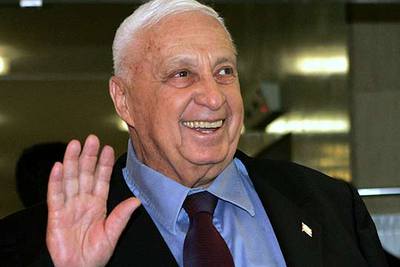 Ariel Sharon saluda tras una rueda de prensa celebrada el pasado 20 de diciembre en Jerusalén.